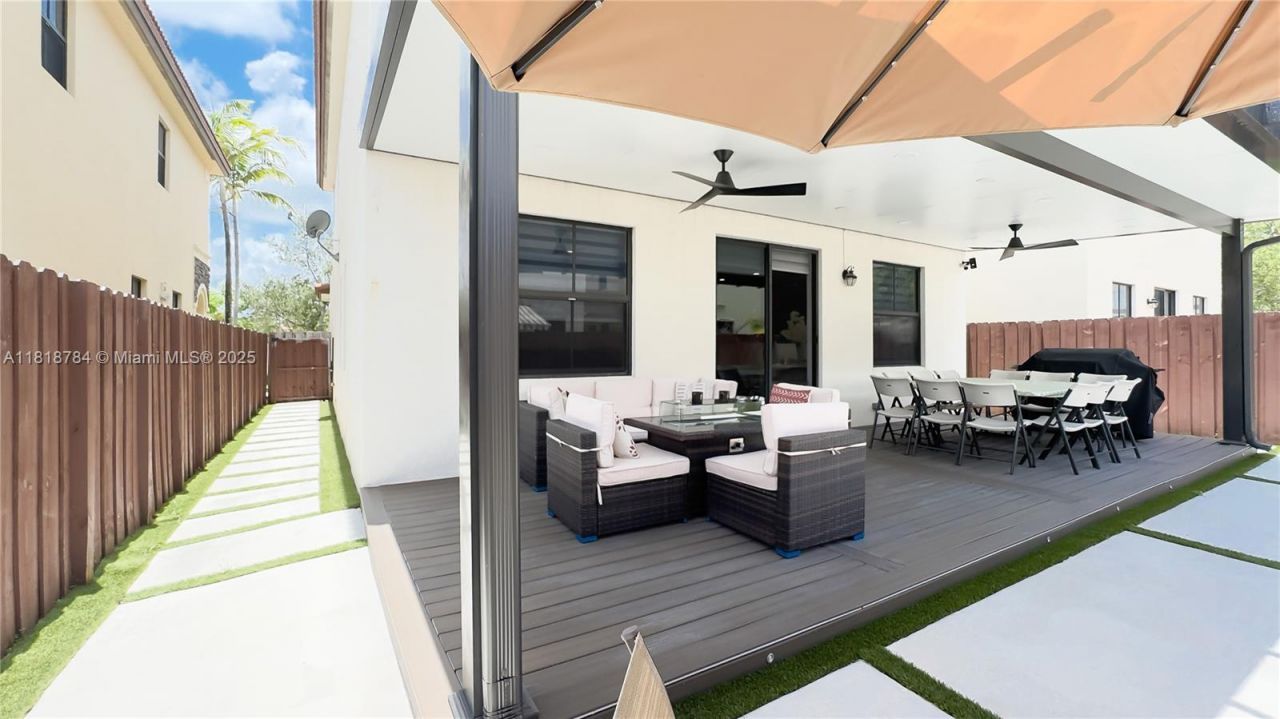 8885 NW 100th Pl, Doral, FL 33178 Photo