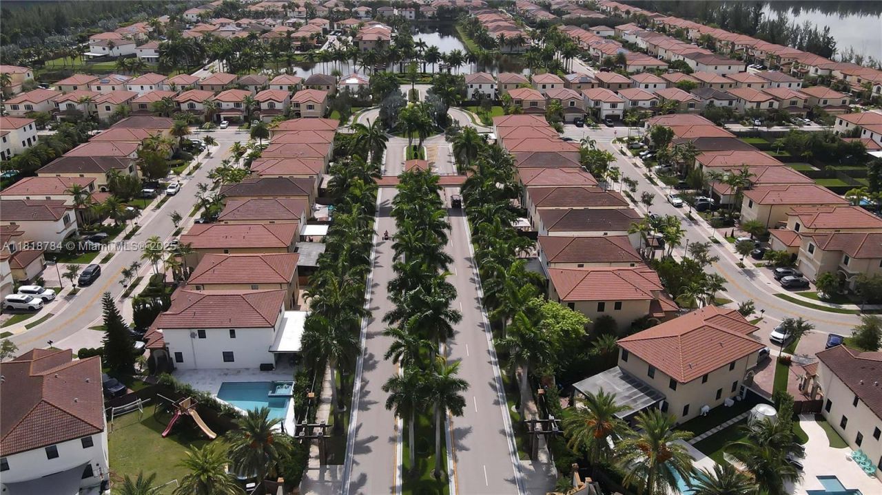 8885 NW 100th Pl, Doral, FL 33178 Photo