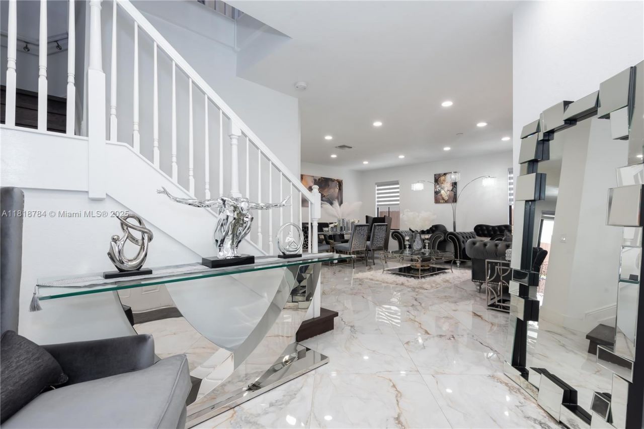 8885 NW 100th Pl, Doral, FL 33178 Photo