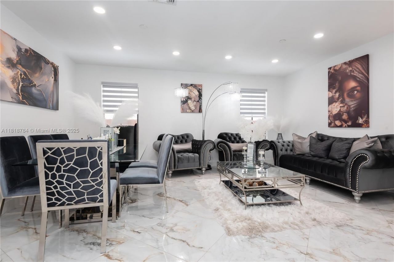 8885 NW 100th Pl, Doral, FL 33178 Photo