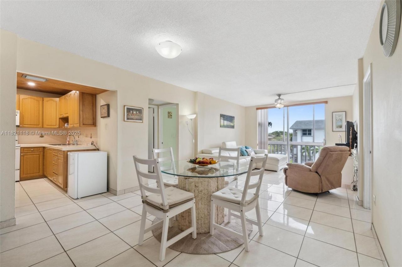 6705 NW 169th St, Unit C310, Hialeah, FL 33015 Photo