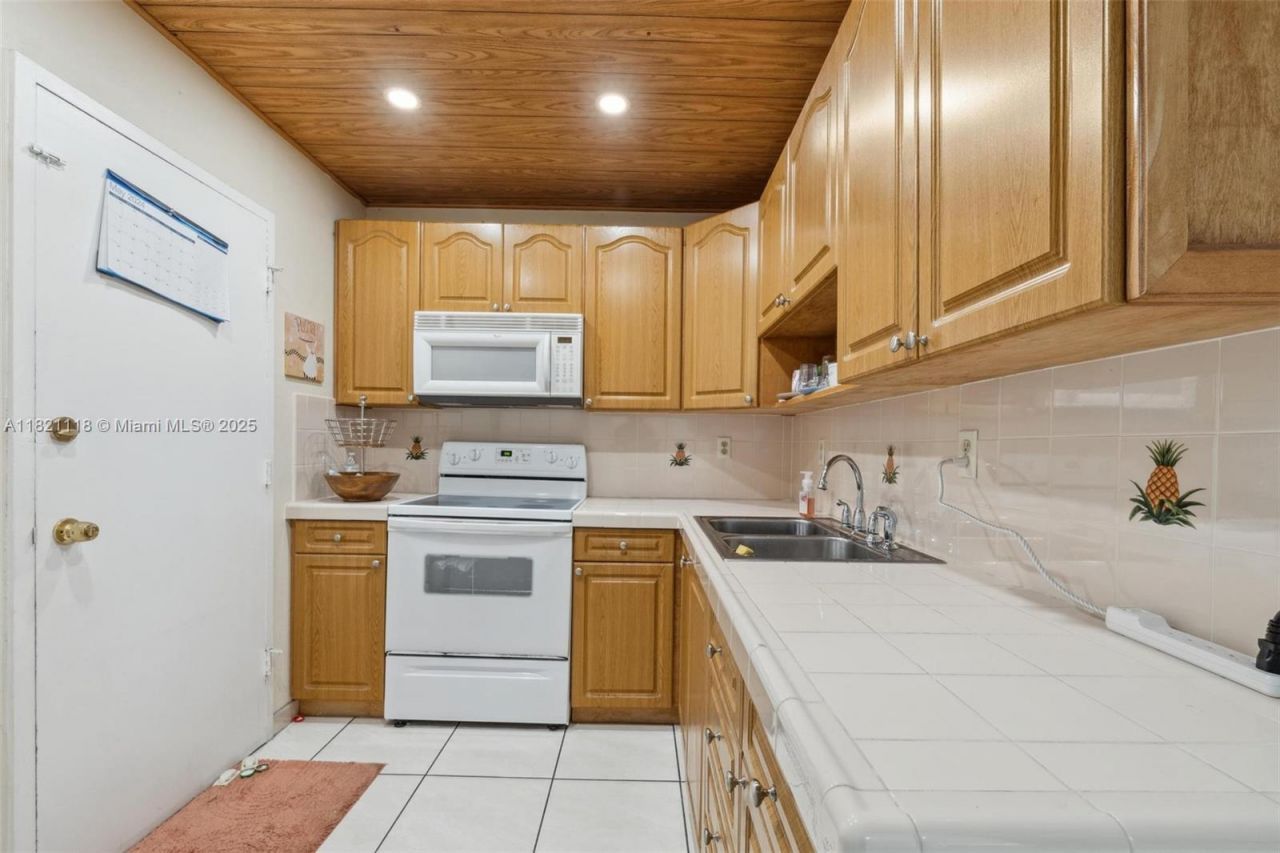 6705 NW 169th St, Unit C310, Hialeah, FL 33015 Photo