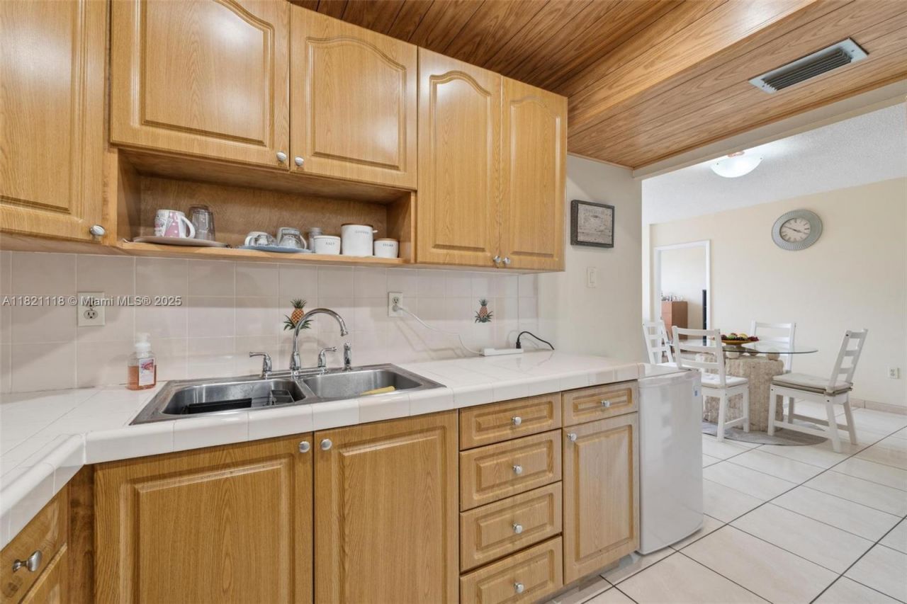 6705 NW 169th St, Unit C310, Hialeah, FL 33015 Photo