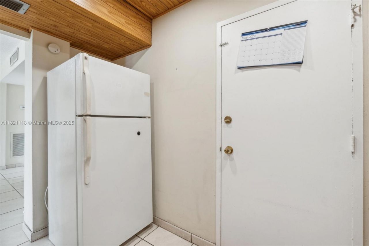6705 NW 169th St, Unit C310, Hialeah, FL 33015 Photo