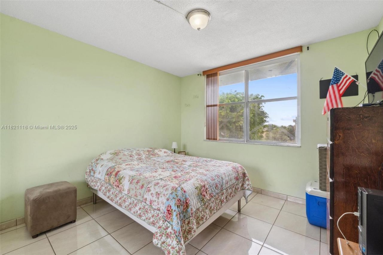 6705 NW 169th St, Unit C310, Hialeah, FL 33015 Photo