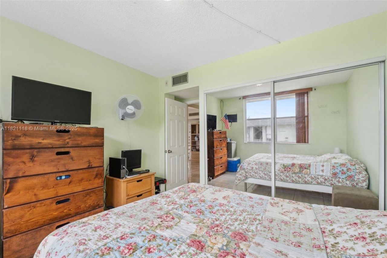 6705 NW 169th St, Unit C310, Hialeah, FL 33015 Photo