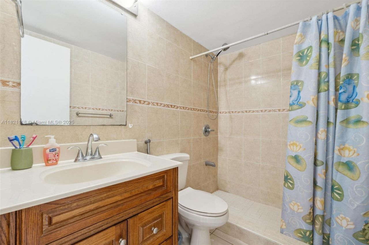 6705 NW 169th St, Unit C310, Hialeah, FL 33015 Photo