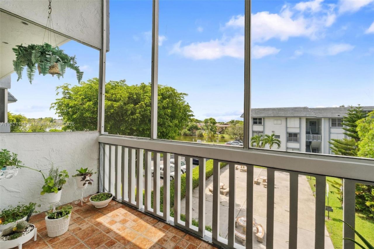 6705 NW 169th St, Unit C310, Hialeah, FL 33015 Photo