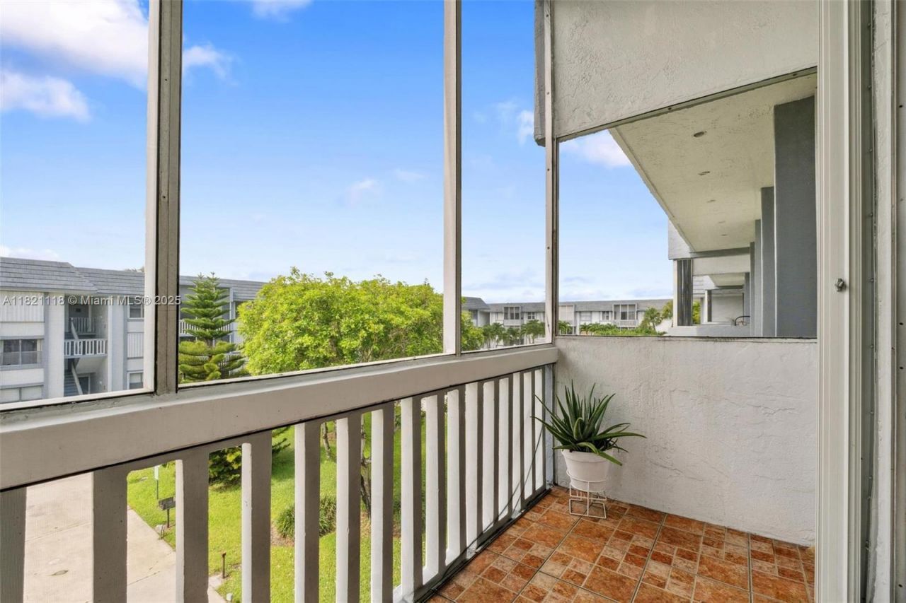 6705 NW 169th St, Unit C310, Hialeah, FL 33015 Photo