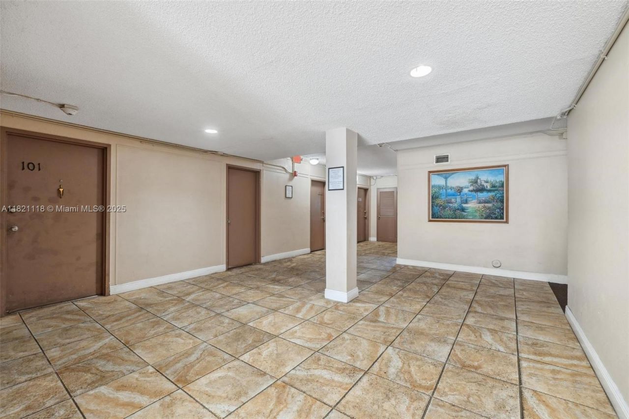 6705 NW 169th St, Unit C310, Hialeah, FL 33015 Photo