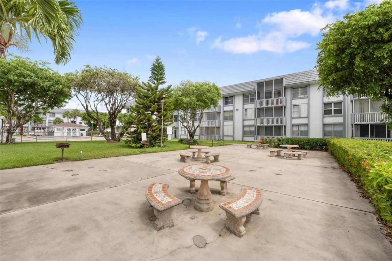 6705 NW 169th St, Unit C310, Hialeah, FL 33015 Photo