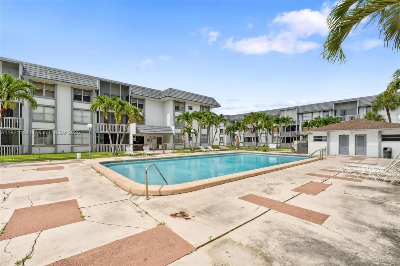 6705 NW 169th St, Unit C310, Hialeah, FL 33015 Photo