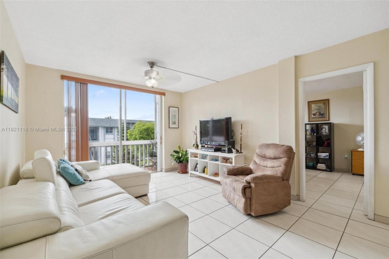 6705 NW 169th St, Unit C310, Hialeah, FL 33015 Photo