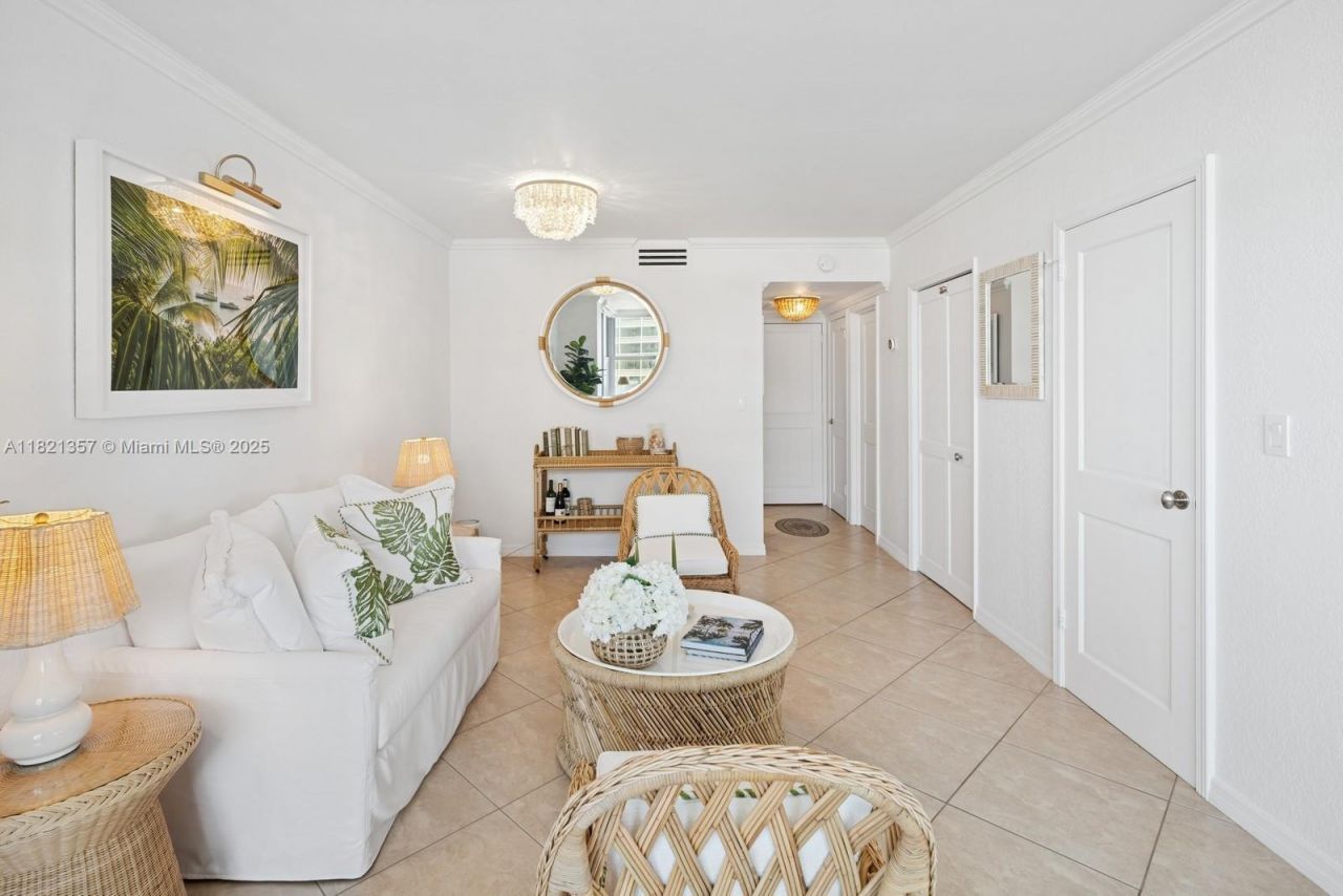 2899 Collins Ave, Unit 1025, Miami Beach, FL 33140 Photo