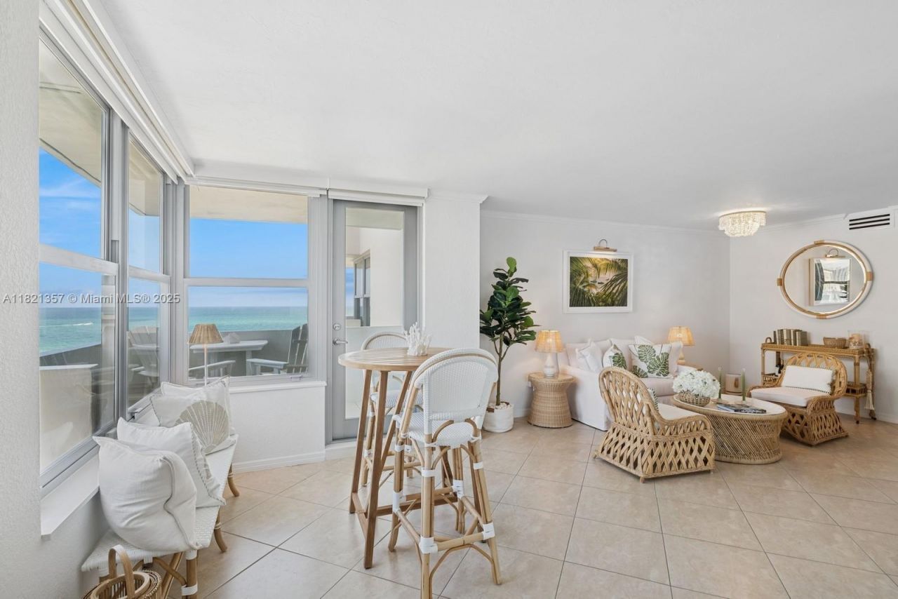 2899 Collins Ave, Unit 1025, Miami Beach, FL 33140 Photo