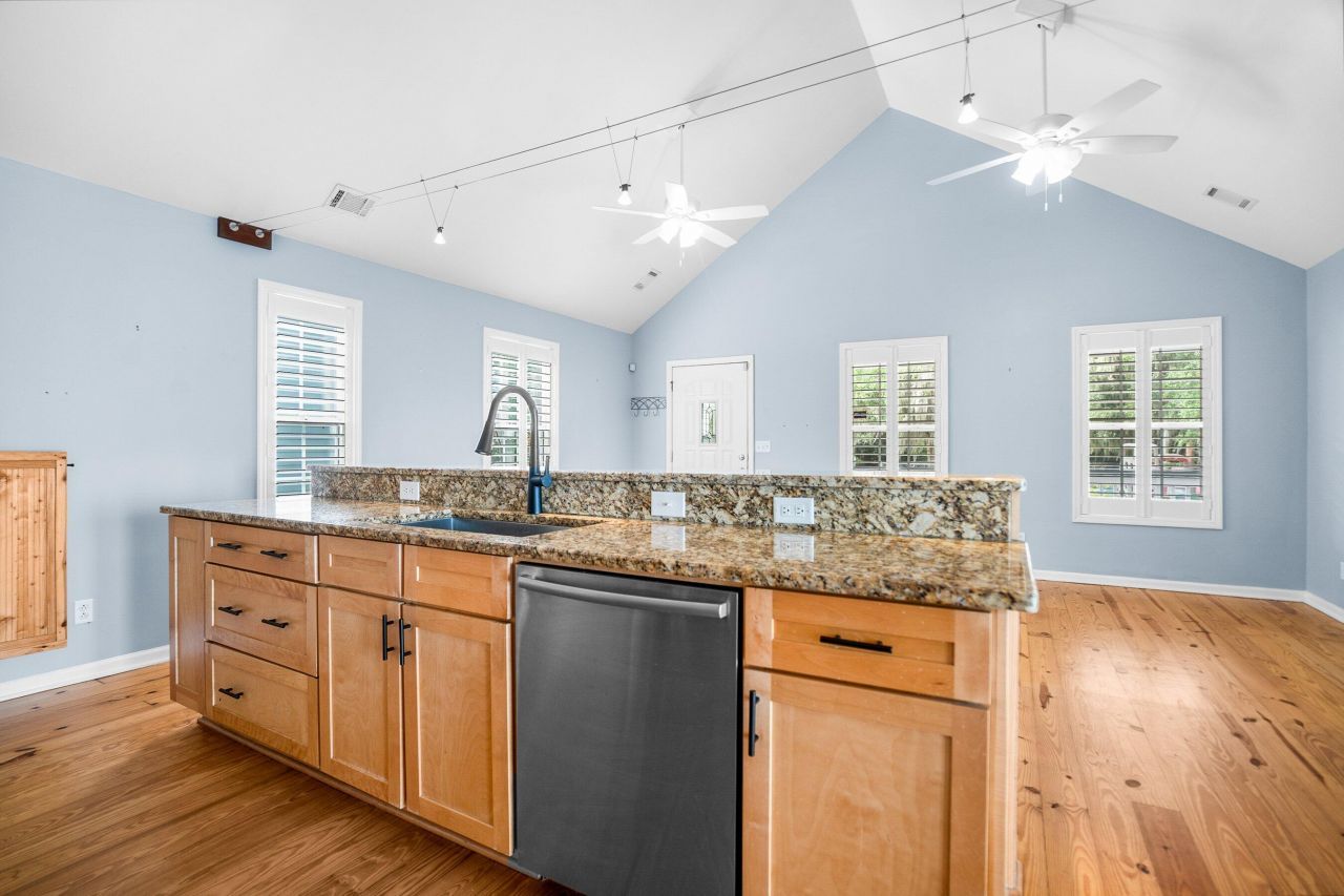 635 16th Street Photo 15