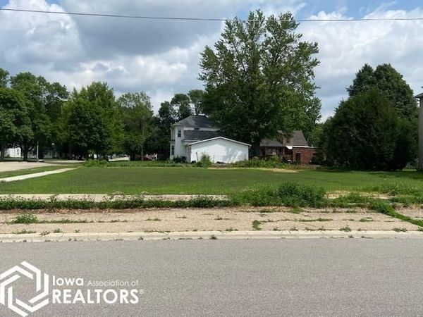 106 3Rd Street SE, Britt, IA 50423