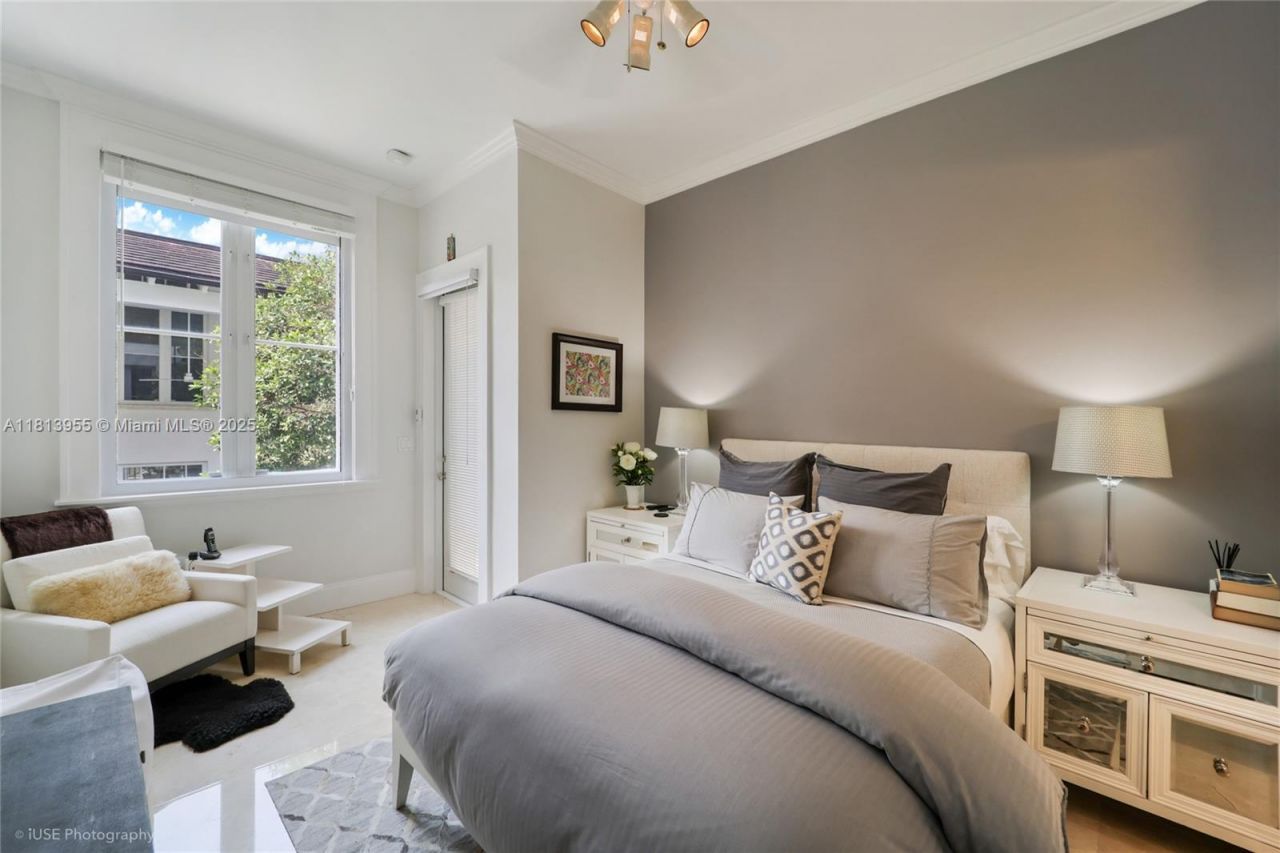 647 Almeria Ave, Coral Gables, FL 33134 Photo