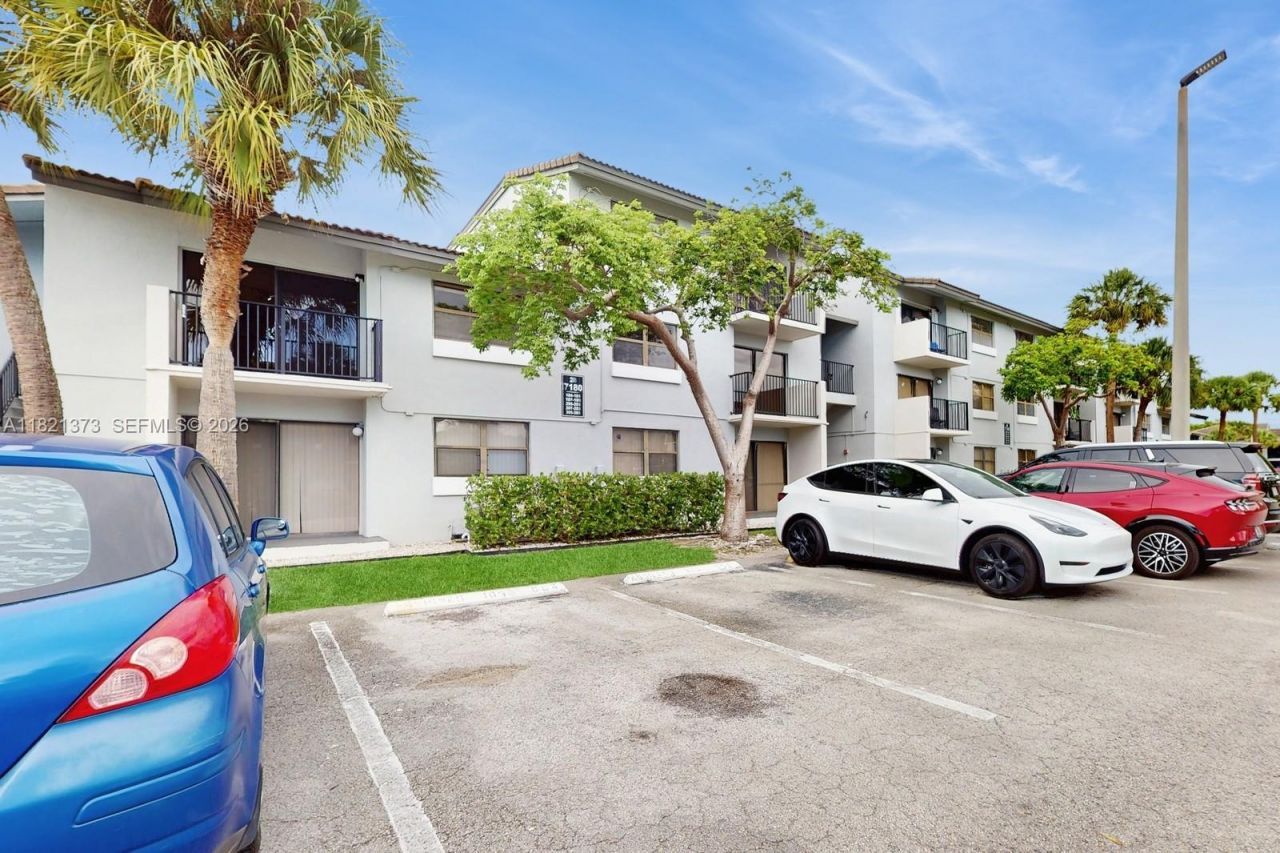 7180 NW 179th St, Unit 105, Hialeah, FL 33015 Photo