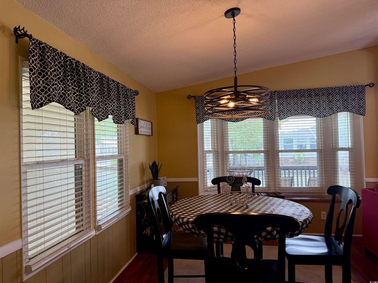 371 Meadowlark Dr. Photo 6