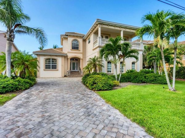 811 LAGUNA DRIVE, VENICE, FL 34285