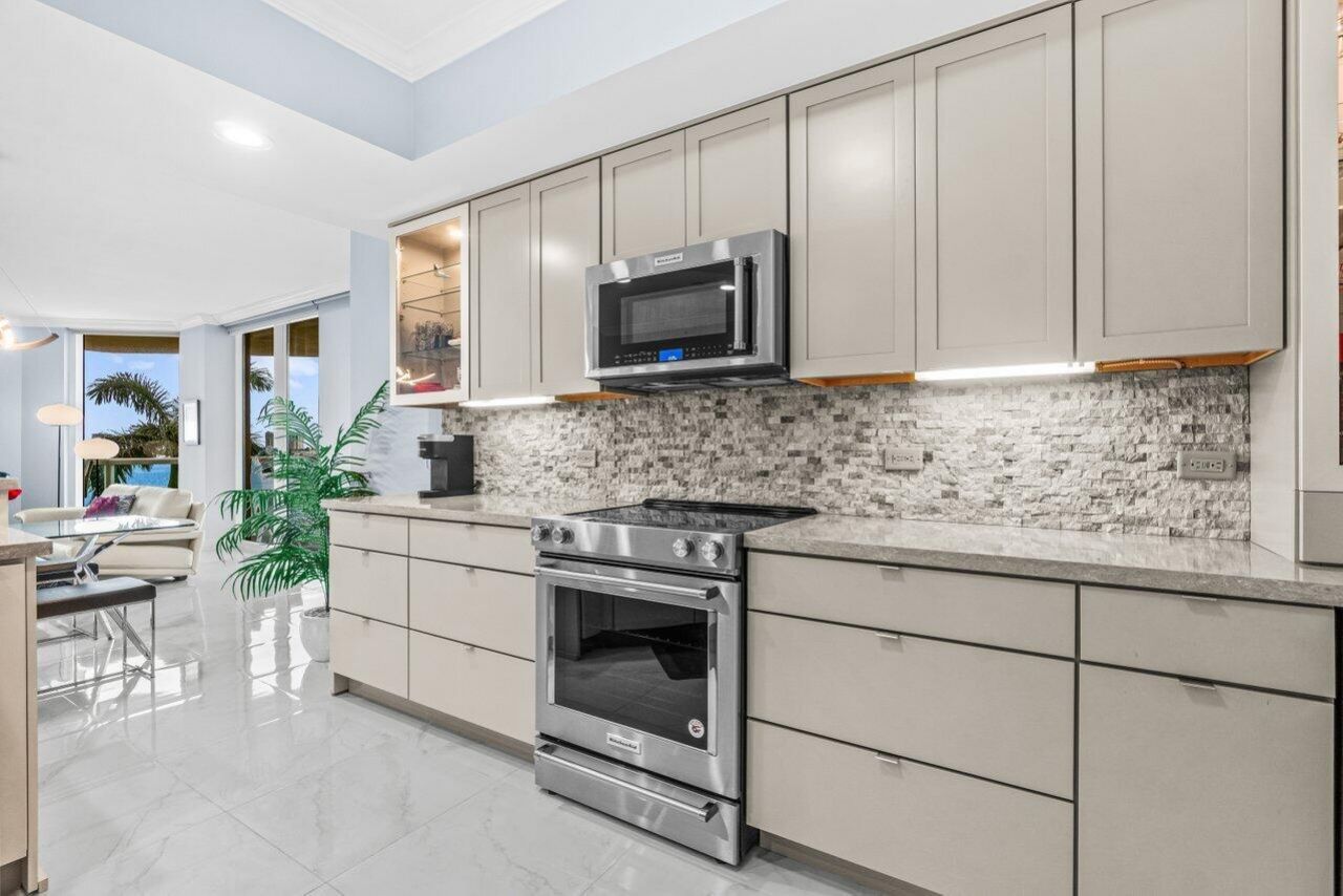 2650 Lake Shore Drive, Unit 406, Riviera Beach, FL 33404 Photo