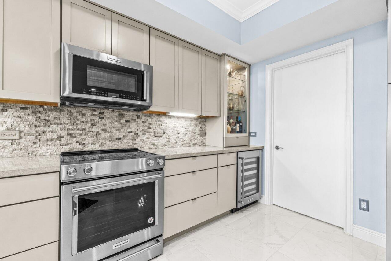 2650 Lake Shore Drive, Unit 406, Riviera Beach, FL 33404 Photo