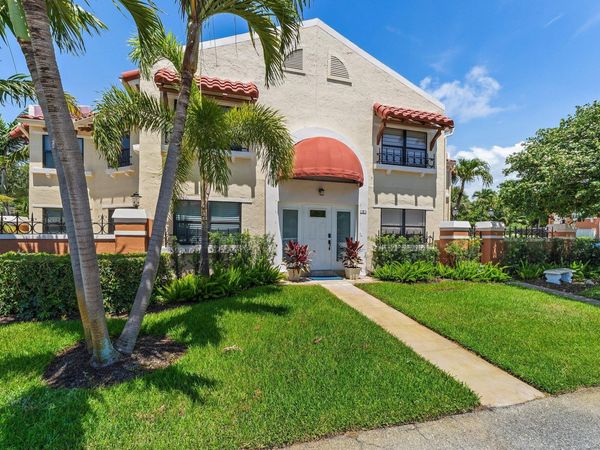 15 Uno Lago Drive, Unit 15, Juno Beach, FL 33408