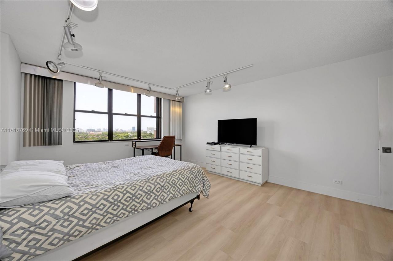 1800 NE 114th St, Unit 1103, Miami, FL 33181 Photo