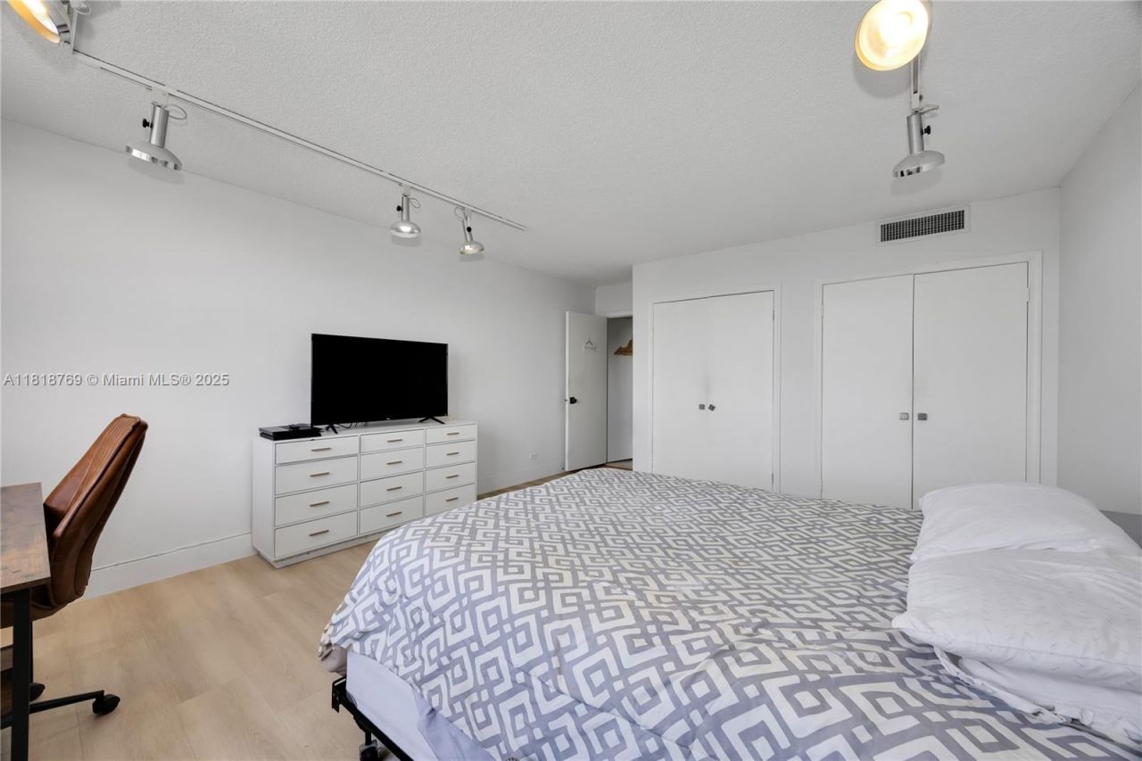 1800 NE 114th St, Unit 1103, Miami, FL 33181 Photo