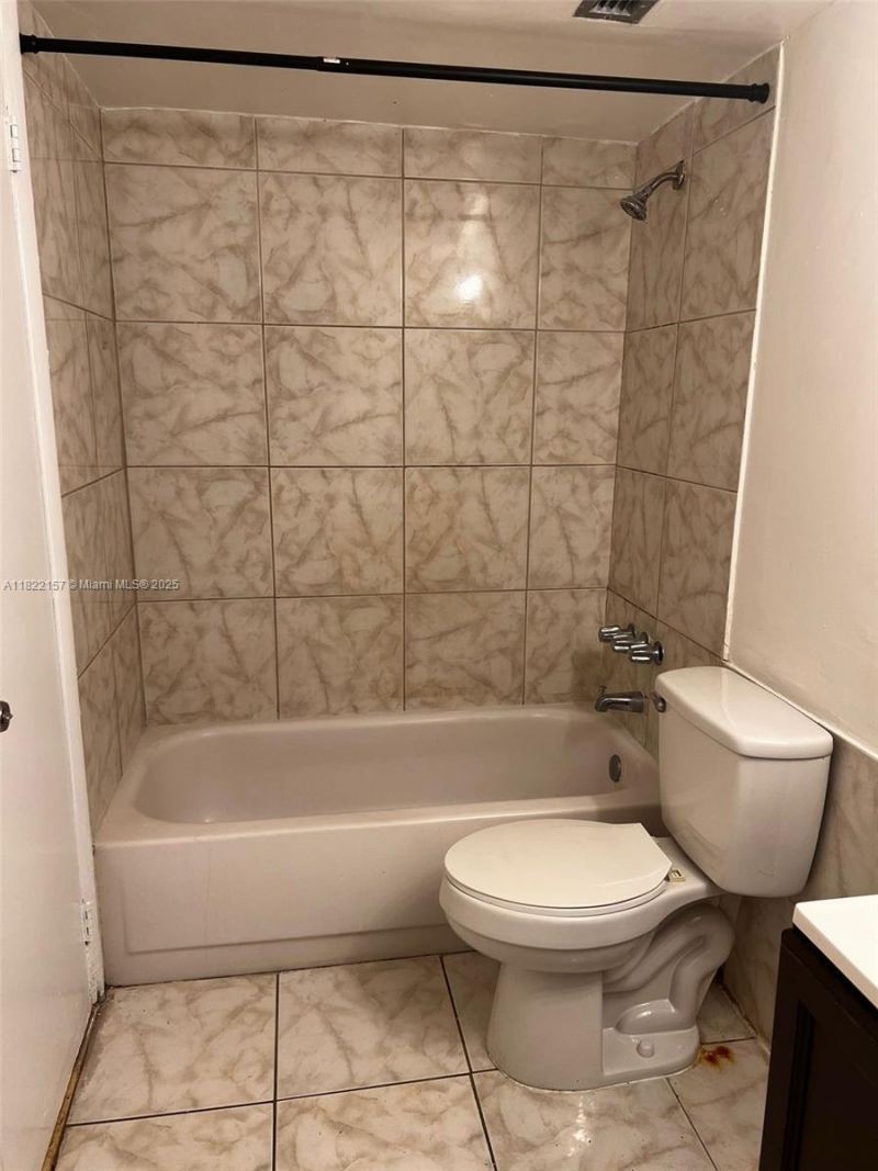 498 NW 165th St Rd, Unit D303, Miami, FL 33169 Photo