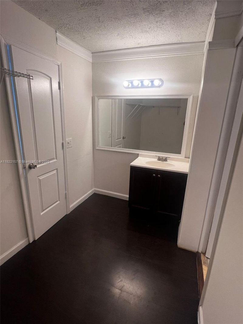 498 NW 165th St Rd, Unit D303, Miami, FL 33169 Photo