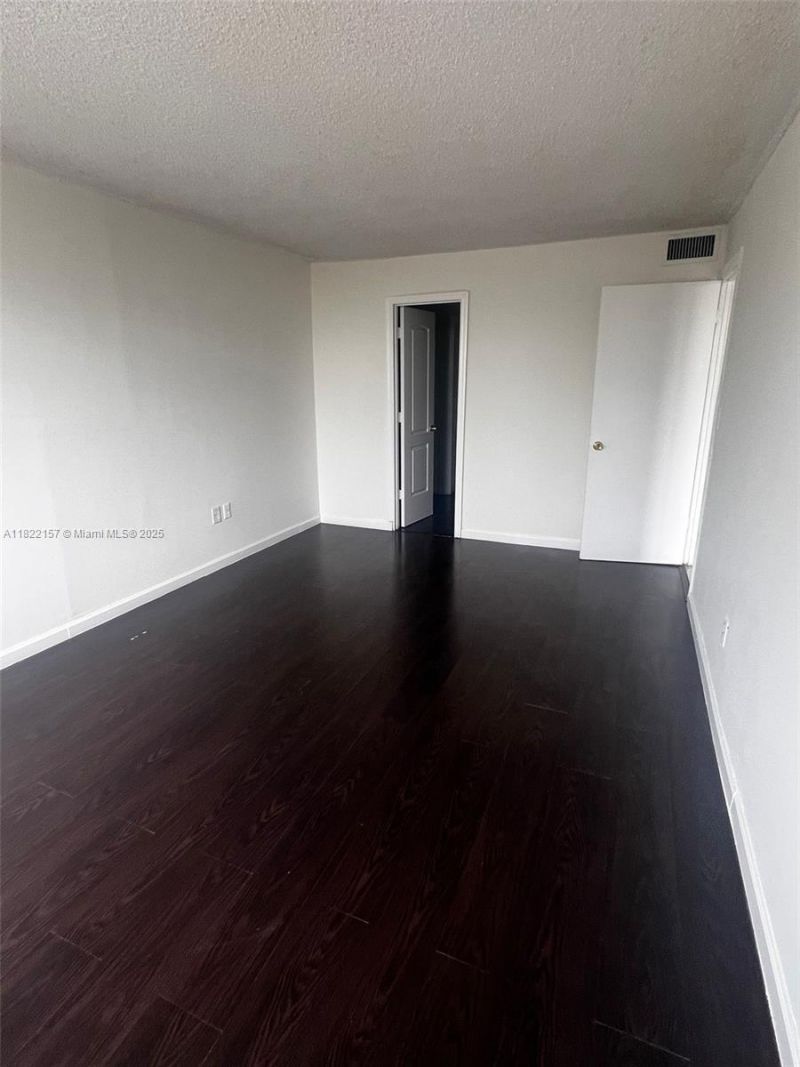 498 NW 165th St Rd, Unit D303, Miami, FL 33169 Photo