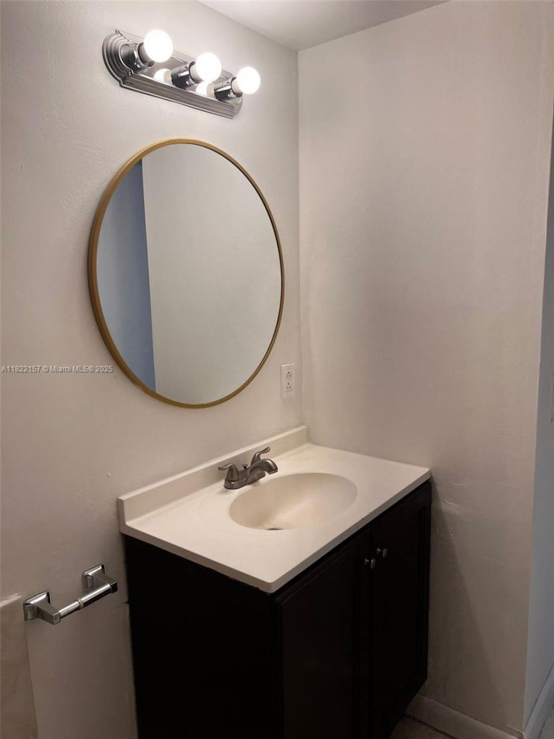 498 NW 165th St Rd, Unit D303, Miami, FL 33169 Photo