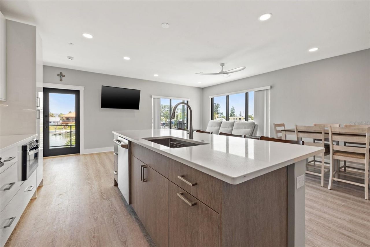 12400 Capri Circle N, Treasure Island, FL 33706 Photo