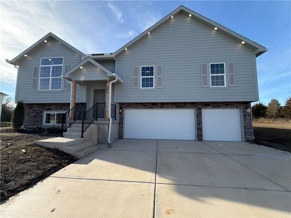 318 NE 51 Road, Warrensburg, MO 64093