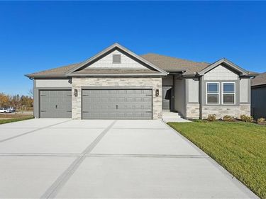 8890 N Monroe Avenue, Kansas City, MO 64156