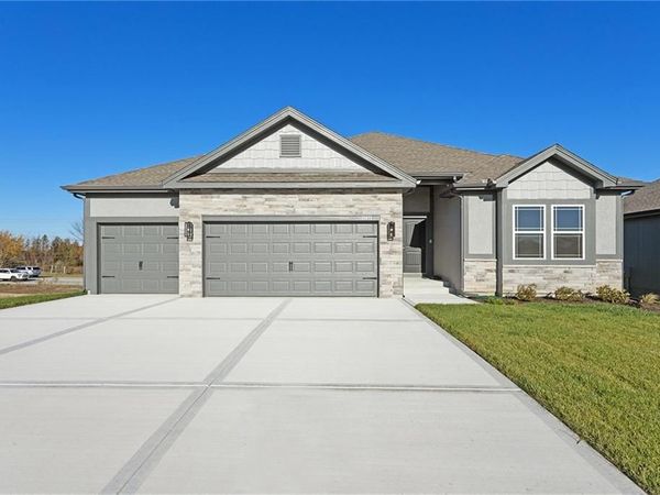 8890 N Monroe Avenue, Kansas City, MO 64156