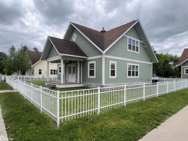 52 E Golden Lane, Fairfield, IA 52556