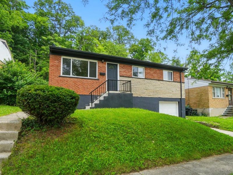 2962 Aquadale Lane, Cincinnati, OH 45211 Photo 3