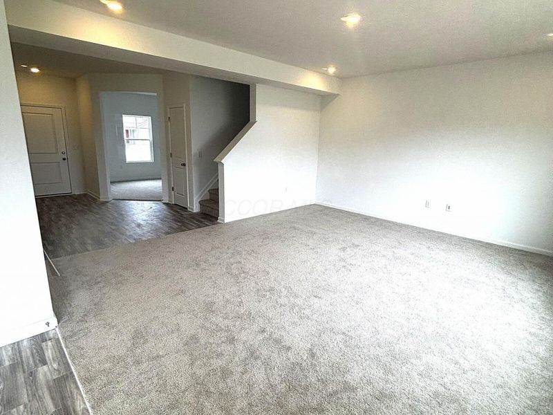 618 Lois Lane, London, OH 43140 Photo 6