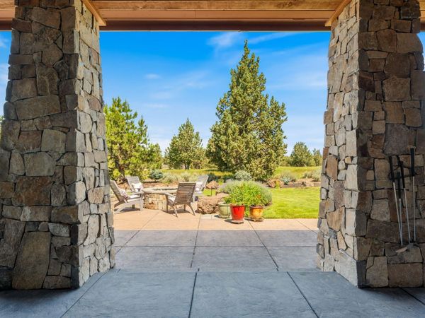 22884 Moss Rock Drive, Bend, OR 97701
