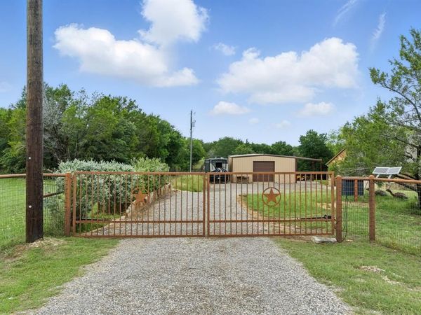 565 Ridgeway Drive, Bluff Dale, TX 76433