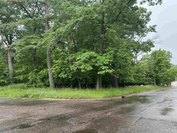 907 E I Street, Iron Mountain, MI 49801