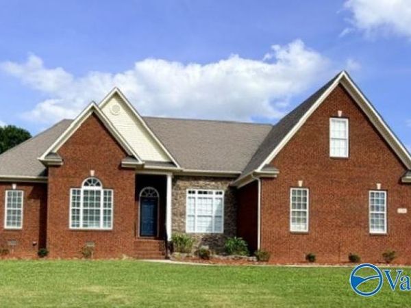 226 Twin Lakes Drive, New Market, AL 35761
