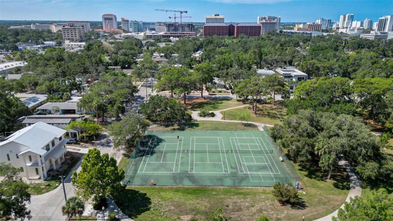 2050-2026 10th, Sarasota, FL 34237 Photo