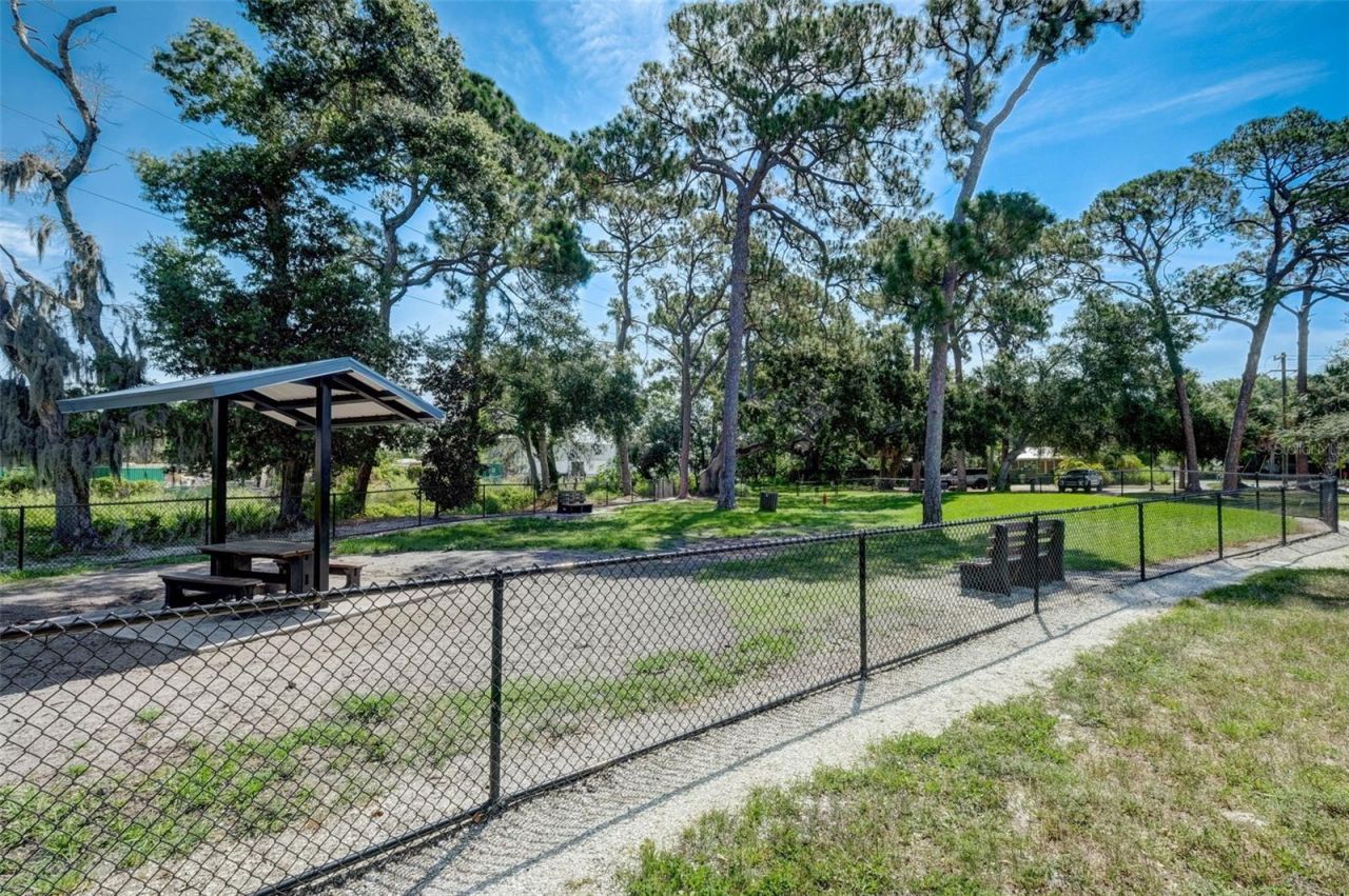 2050-2026 10th, Sarasota, FL 34237 Photo