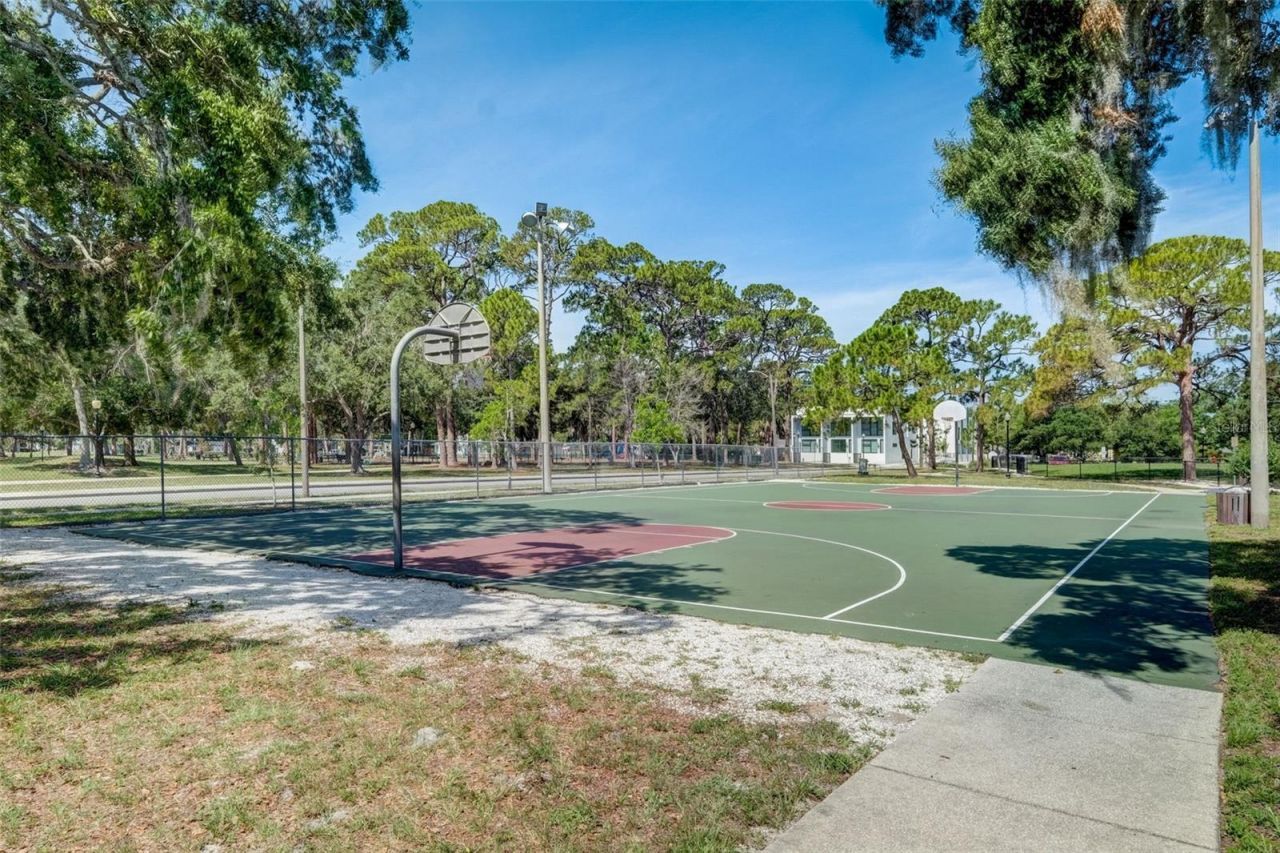 2050-2026 10th, Sarasota, FL 34237 Photo