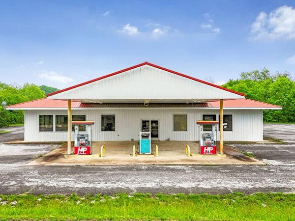 313 N Main St, Lobelville, TN 37097