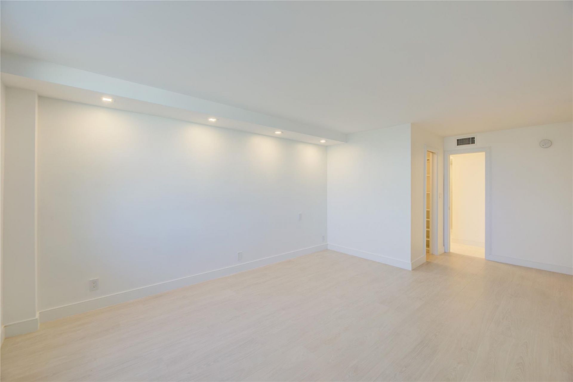 1 Las Olas Circle, Unit 404, Fort Lauderdale, FL 33316 Photo